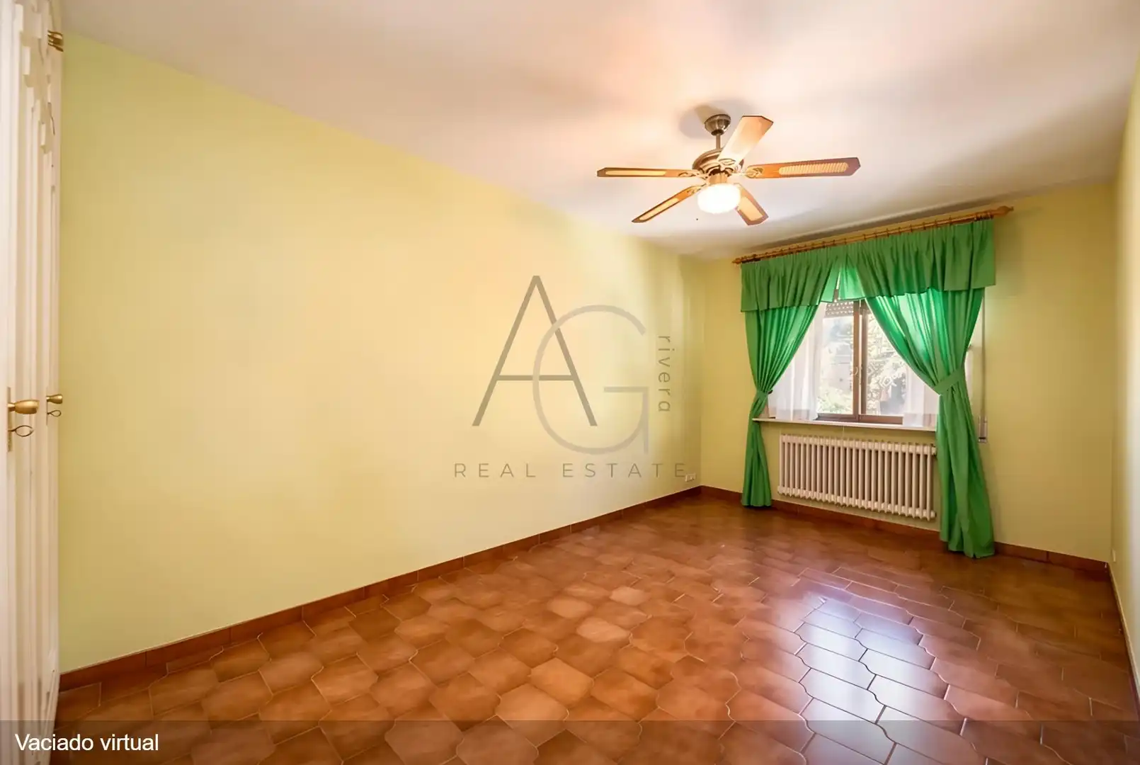 Sala d'estar de Casa adosada en venda en Torrelodones amb Calefacció i Alarma