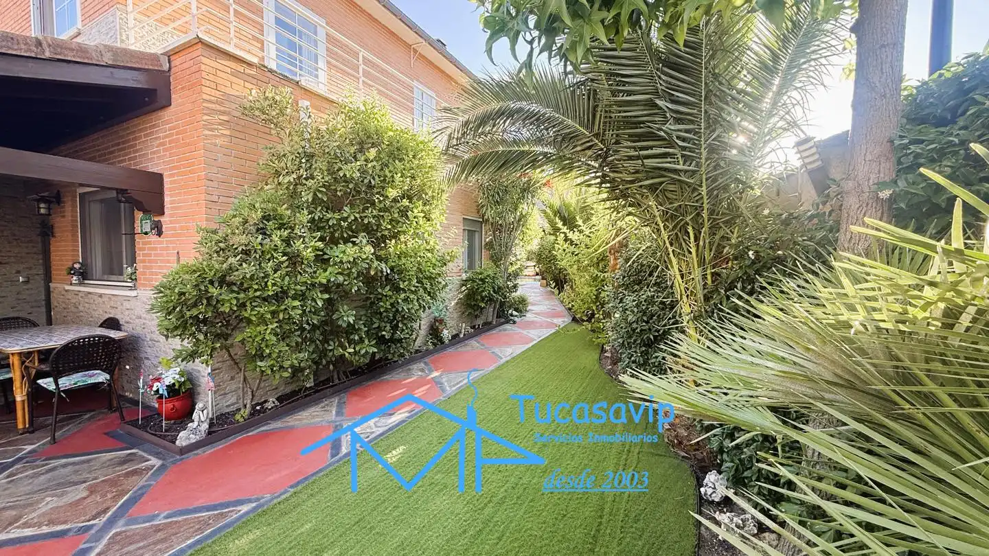 Vista exterior de Casa o xalet en venda en Cebreros amb Calefacció, Jardí privat i Terrassa