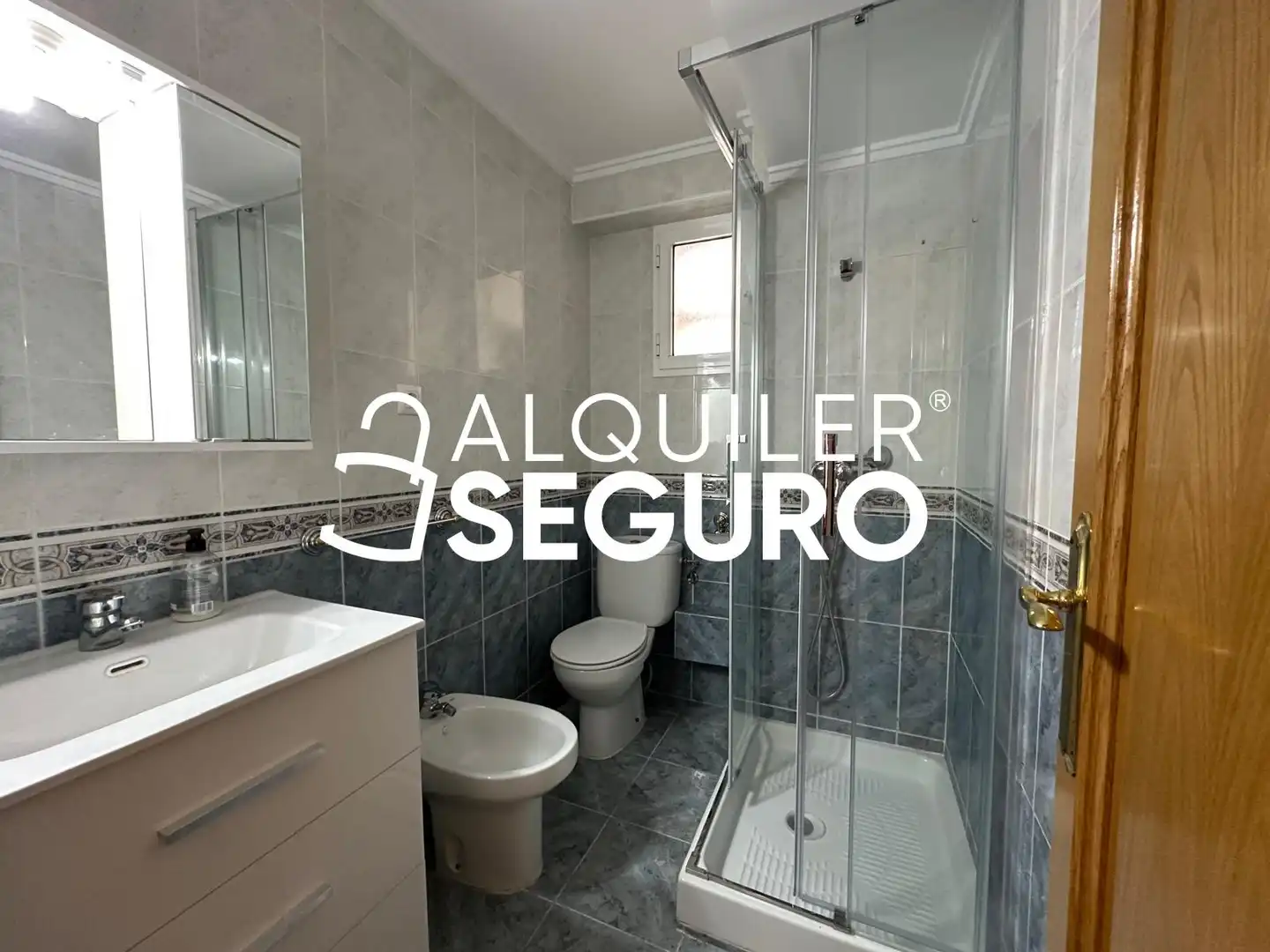 Bathroom of Flat for rent in Valencia  with Air Conditioner and Furnished