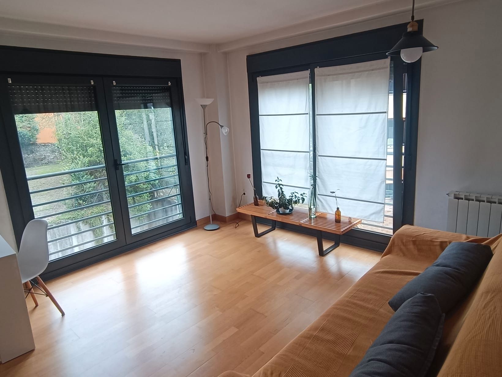 Sala d'estar de Apartament en venda en Oviedo  amb Calefacció, Traster i Moblat