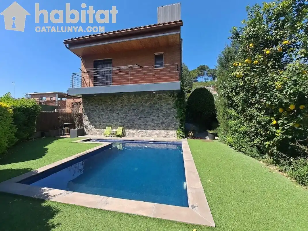 Piscina de Casa o xalet en venda en Sant Esteve Sesrovires amb Aire condicionat, Jardí privat i Terrassa