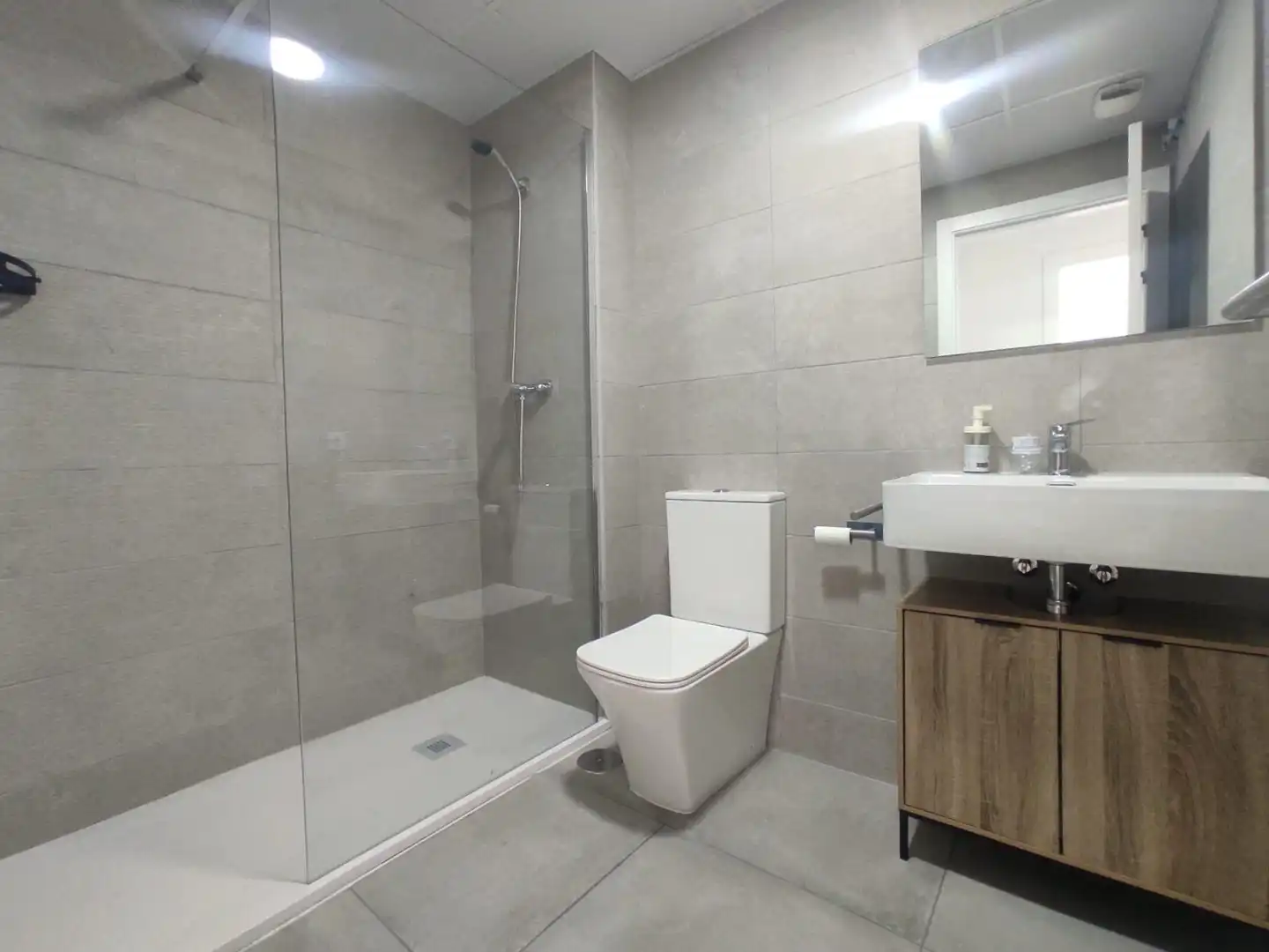 Badezimmer von Wohnung zur Miete in Dos Hermanas mit Klimaanlage, Heizung und Terrasse