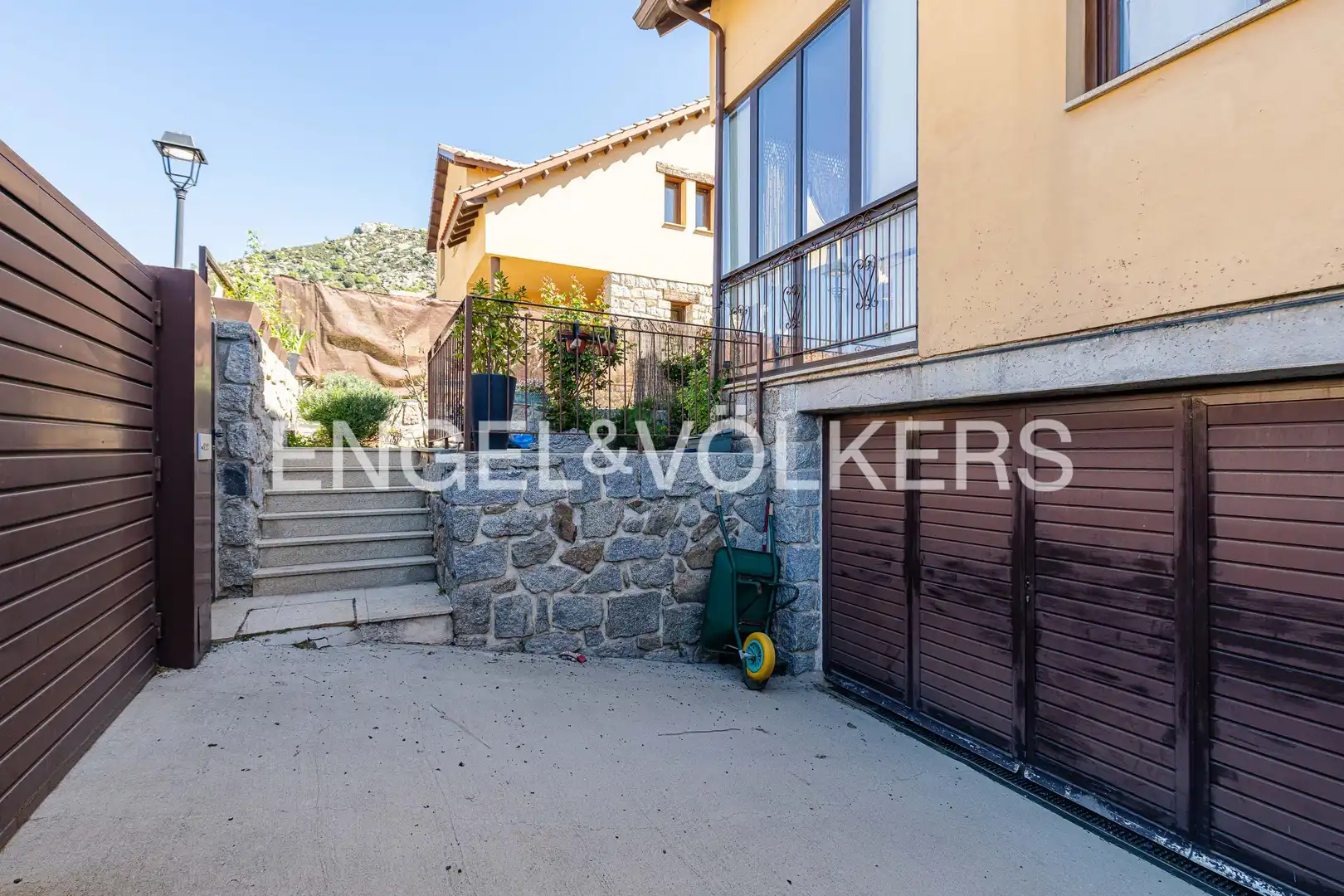 Vista exterior de Casa adosada en venda en Zarzalejo amb Calefacció, Jardí privat i Terrassa