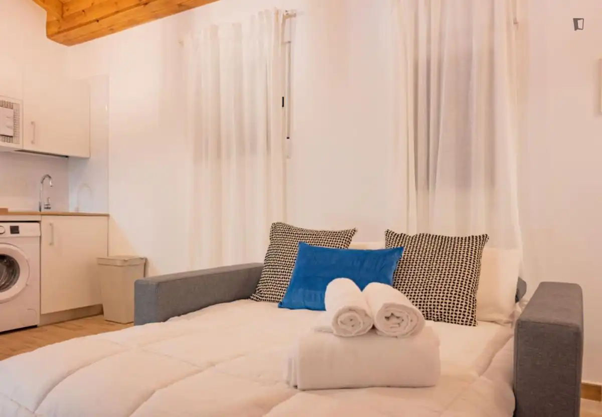 Dormitori de Apartament de lloguer en Madrid amb Aire condicionat, Moblat i Rentadora