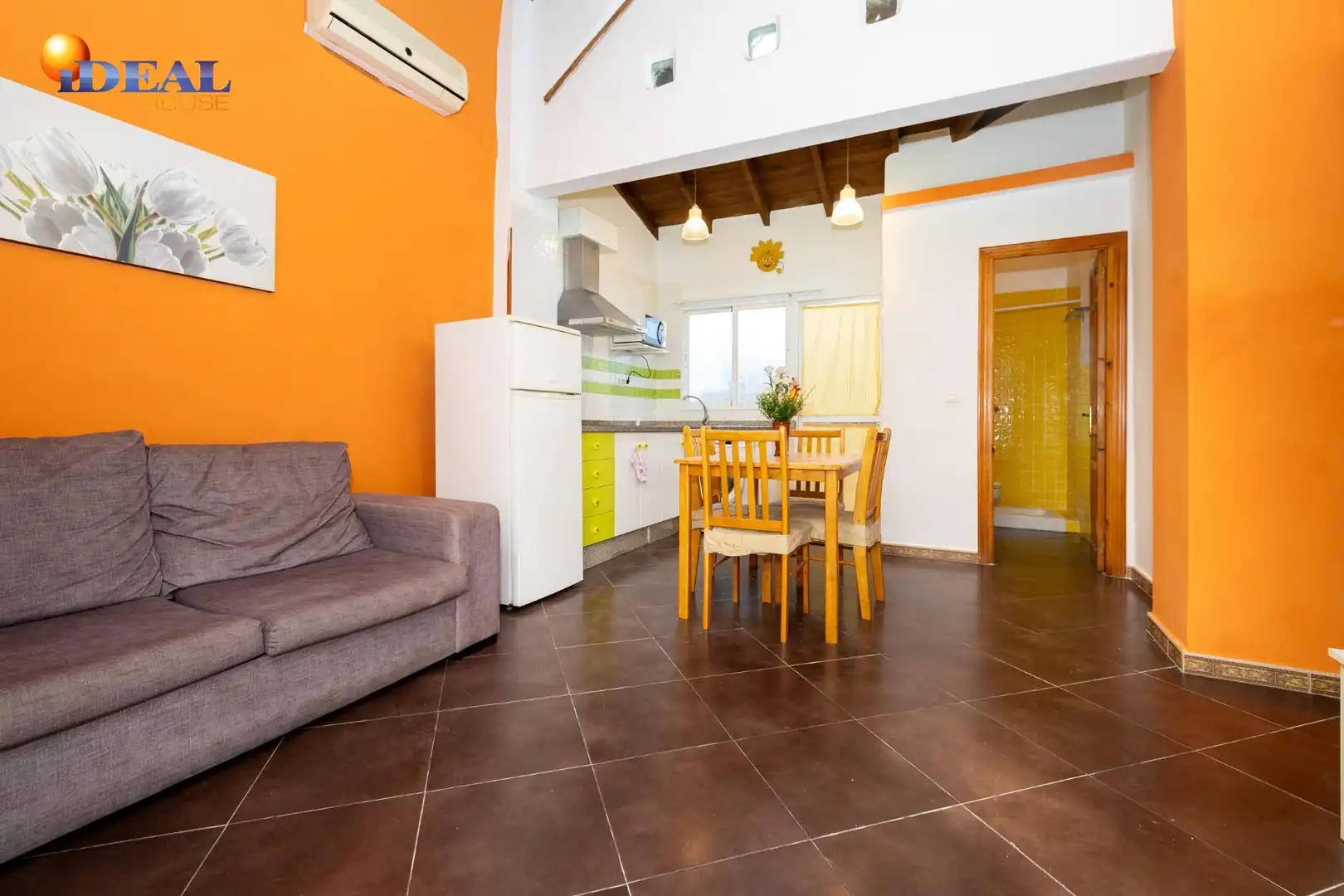 Sala d'estar de Casa adosada en venda en Motril amb Aire condicionat