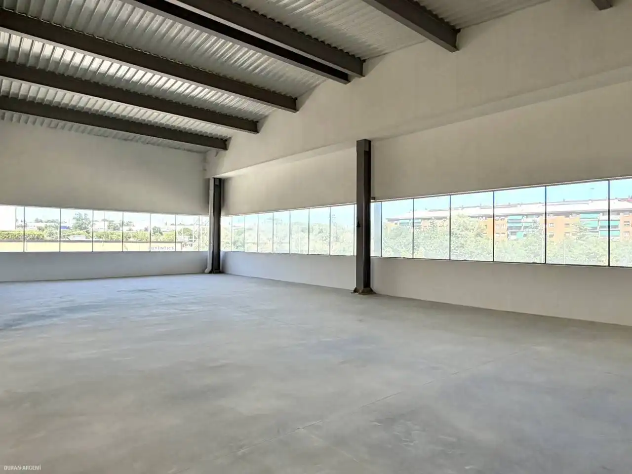 Vista exterior de Nave industrial de alquiler en Terrassa