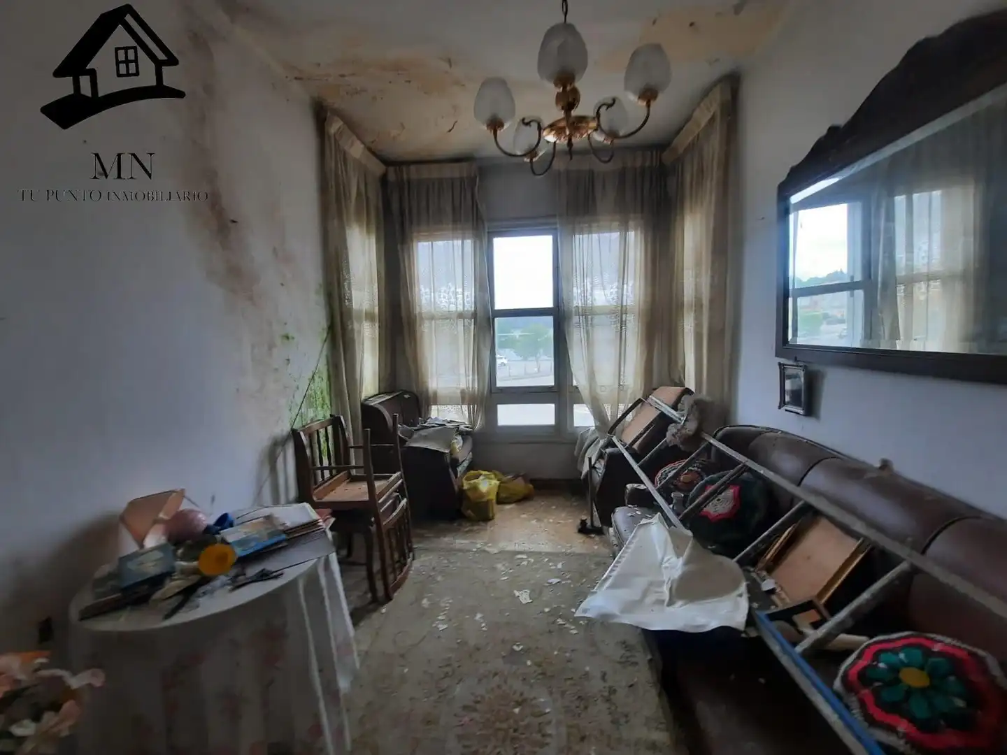 Sala d'estar de Casa o xalet en venda en Torrelavega  amb Jardí privat