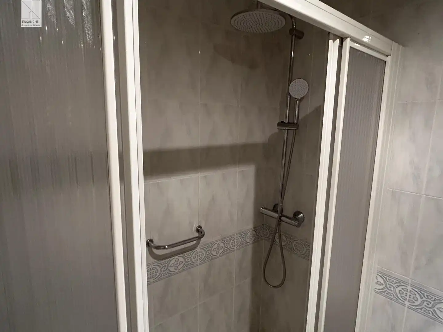Bathroom of Flat for rent in Santiago de Compostela   with Heating and Furnished