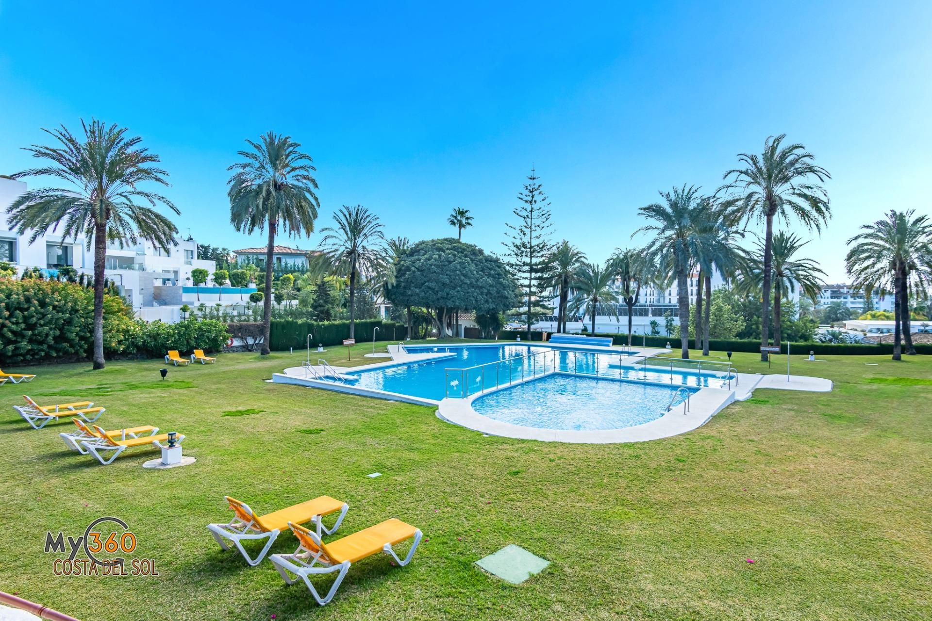 Piscina de Apartament en venda en Marbella amb Aire condicionat, Jardí privat i Terrassa