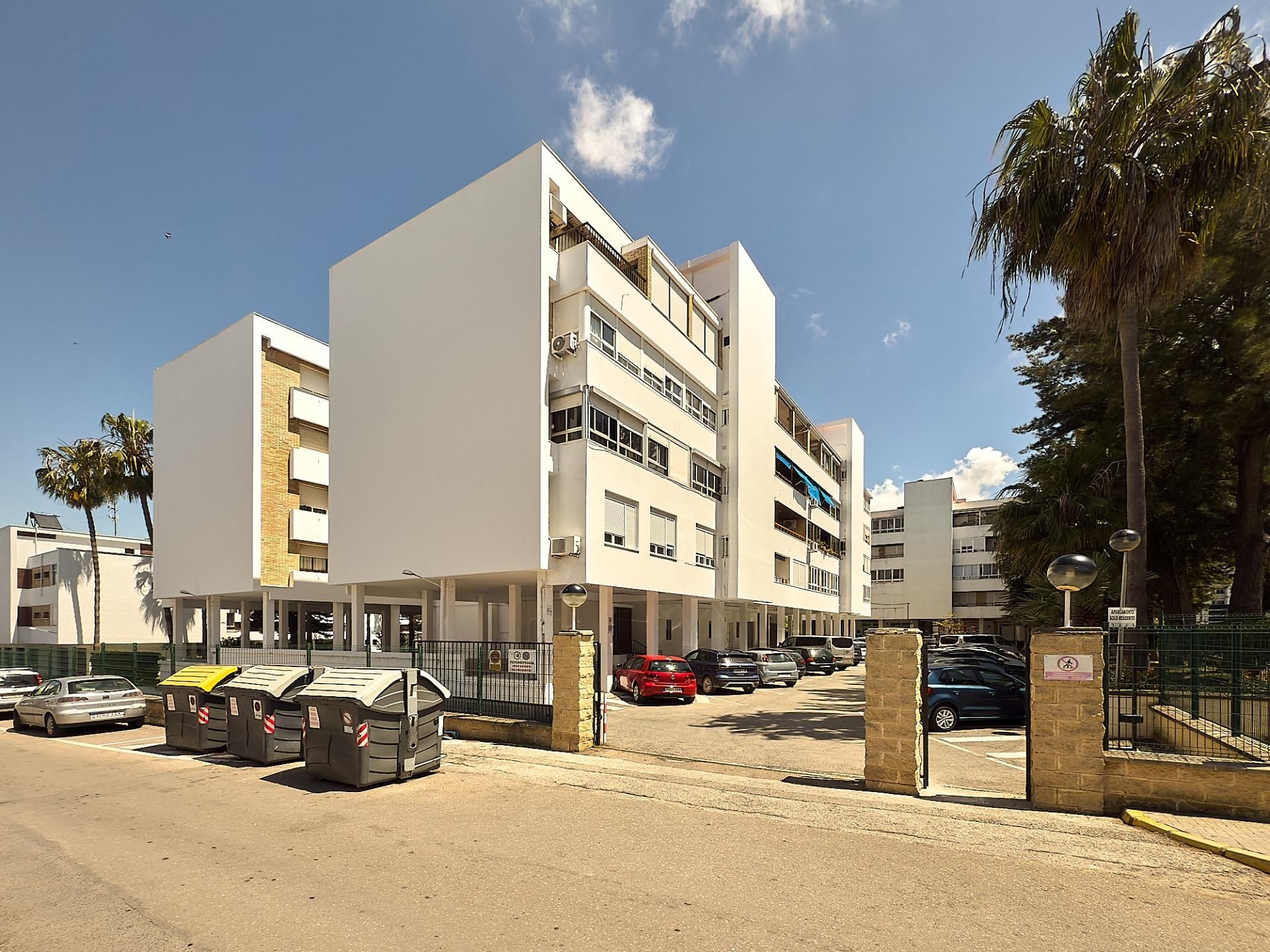 Vista exterior de Pis en venda en Chiclana de la Frontera amb Jardí privat, Parquet i Terrassa