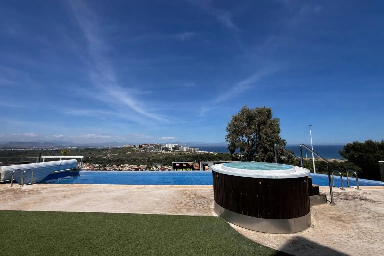 Schwimmbecken von Dachboden zum Verkauf in Santa Pola mit Klimaanlage, Terrasse und Balkon
