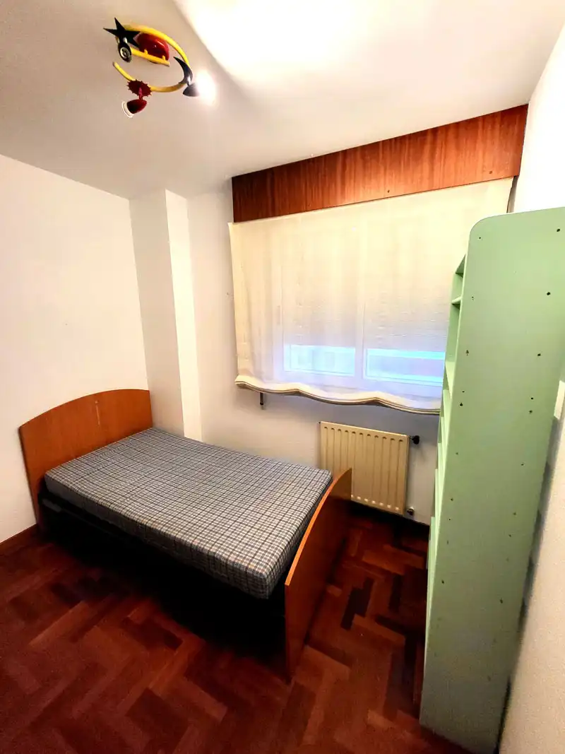 Bedroom of Flat for rent in Vigo   with Heating, Parquet flooring and Storage room