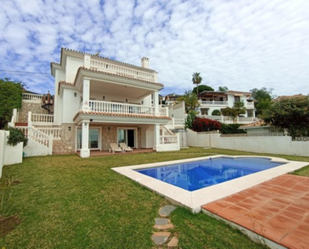 Vista exterior de Casa o xalet en venda en Benalmádena amb Terrassa, Traster i Piscina