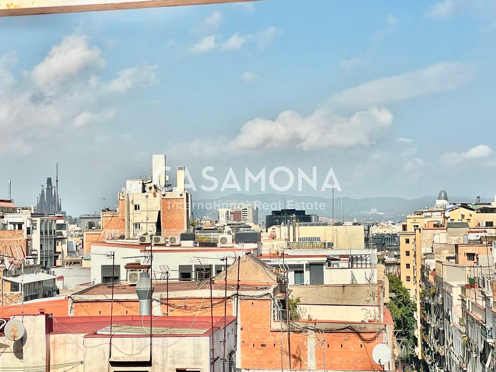 Exterior view of Apartment for sale in  Barcelona Capital  with Air Conditioner, Terrace and Balcony