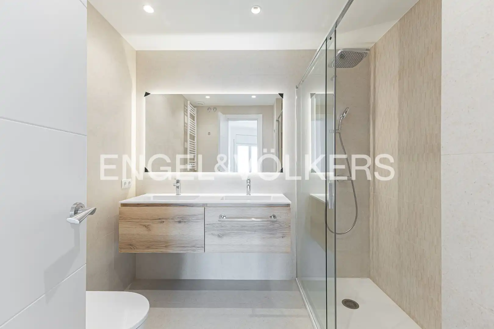 Badezimmer von Wohnung zur Miete in Barcelona mit Klimaanlage, Heizung und Parkett