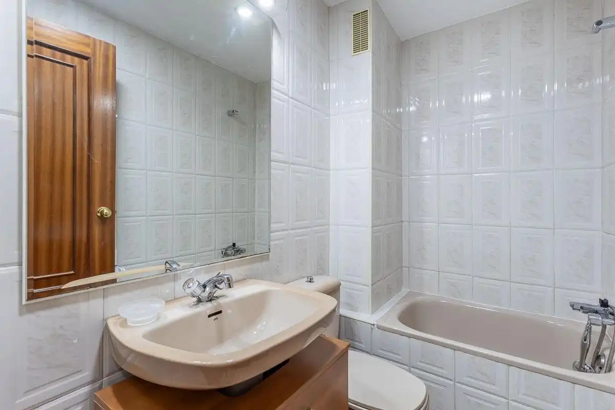 Bathroom of Flat for rent in Granada  with Balcony and Community pool