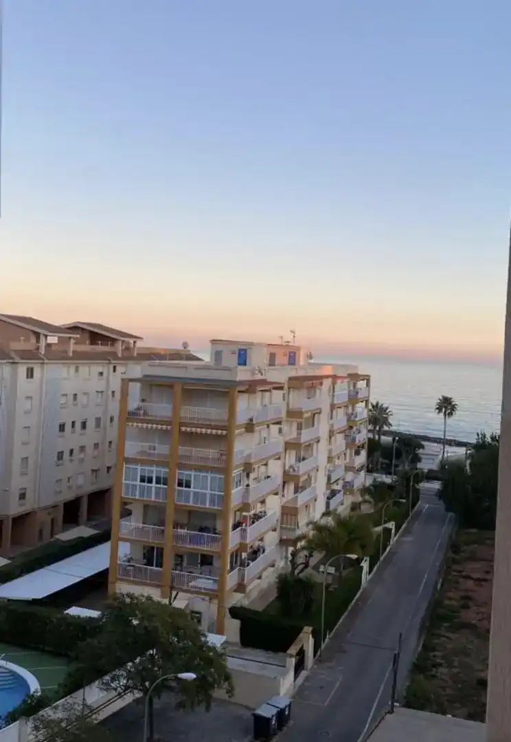 Außenansicht von Wohnungen zur Miete in Benicasim / Benicàssim mit Klimaanlage, Schwimmbad und Balkon