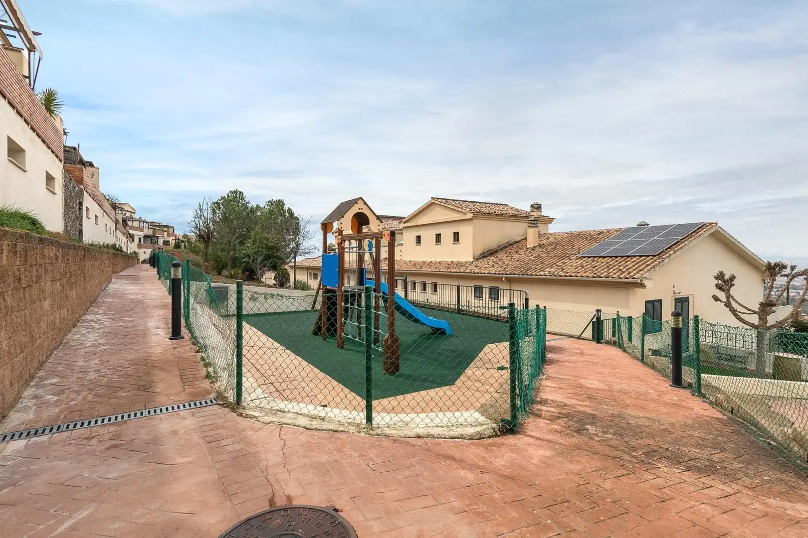 Vista exterior de Àtic en venda en Jun amb Aire condicionat, Calefacció i Jardí privat
