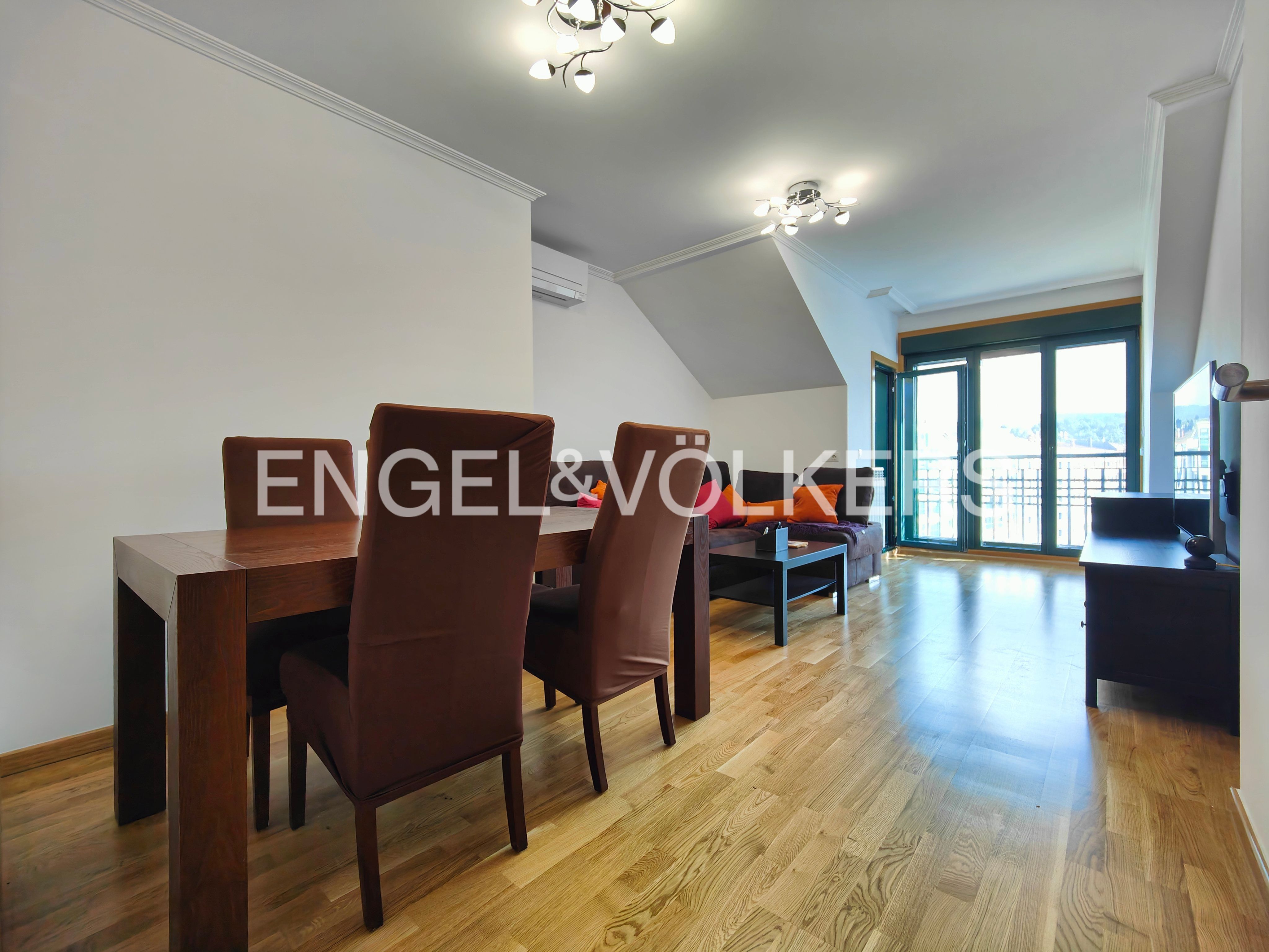 Menjador de Àtic en venda en Pontevedra Capital  amb Calefacció, Parquet i Terrassa