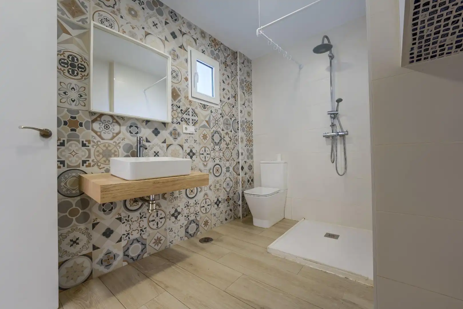 Bathroom of Houses for sale in Tomares  with Air Conditioner, Private garden and Terrace