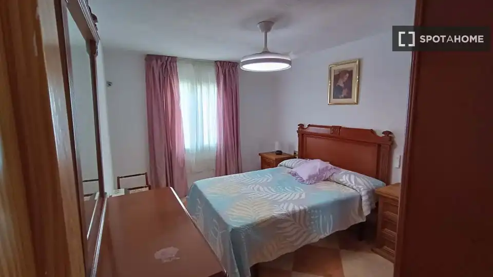 Habitación de Apartamento para compartir en Fuente Vaqueros con Aire acondicionado, Terraza y Amueblado
