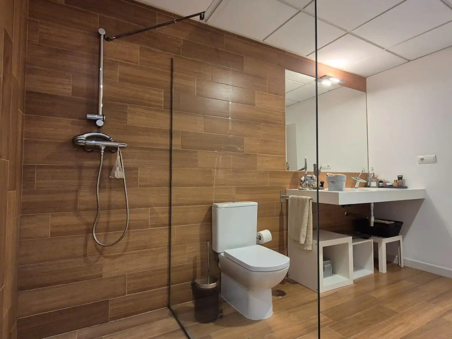 Baño de Casa adosada de alquiler en Alcalá de Guadaira con Aire acondicionado, Calefacción y Jardín privado