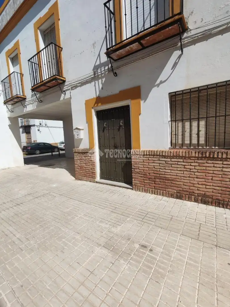 Vista exterior de Casa adosada en venda en Marchena amb Aire condicionat
