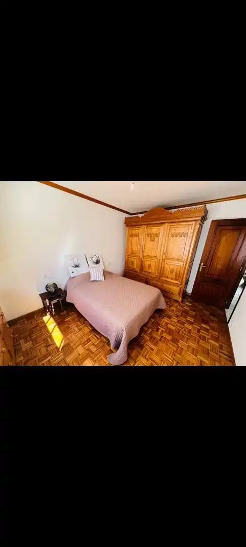Schlafzimmer von Wohnung zur Miete in Ferrol mit Parkett und Möbliert