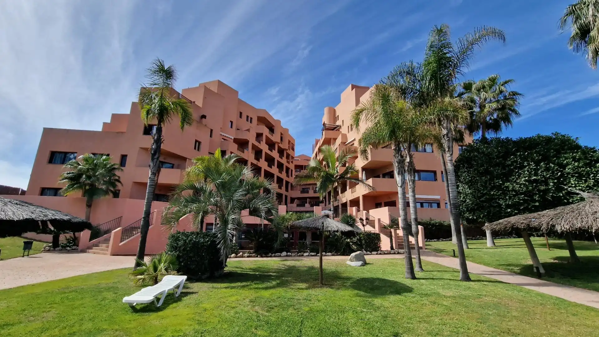 Vista exterior de Piso en venta en Manilva con Aire acondicionado, Terraza y Amueblado