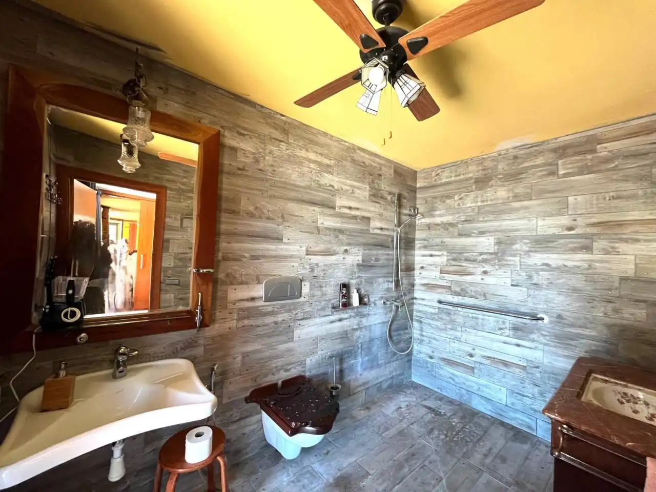 Badezimmer von Haus oder Chalet zum Verkauf in Bescanó mit Klimaanlage, Heizung und Privatgarten