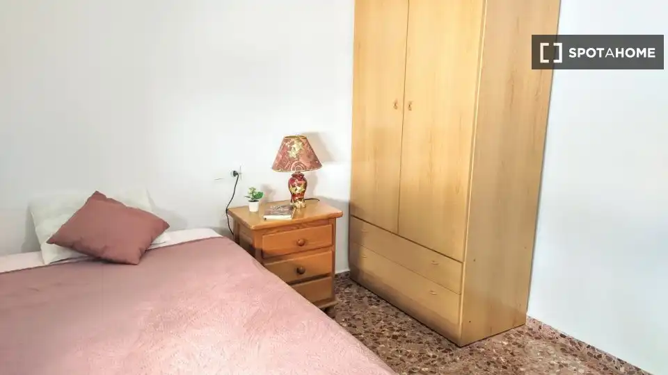 Dormitori de Pis de lloguer en Moncada amb Aire condicionat, Calefacció i Moblat