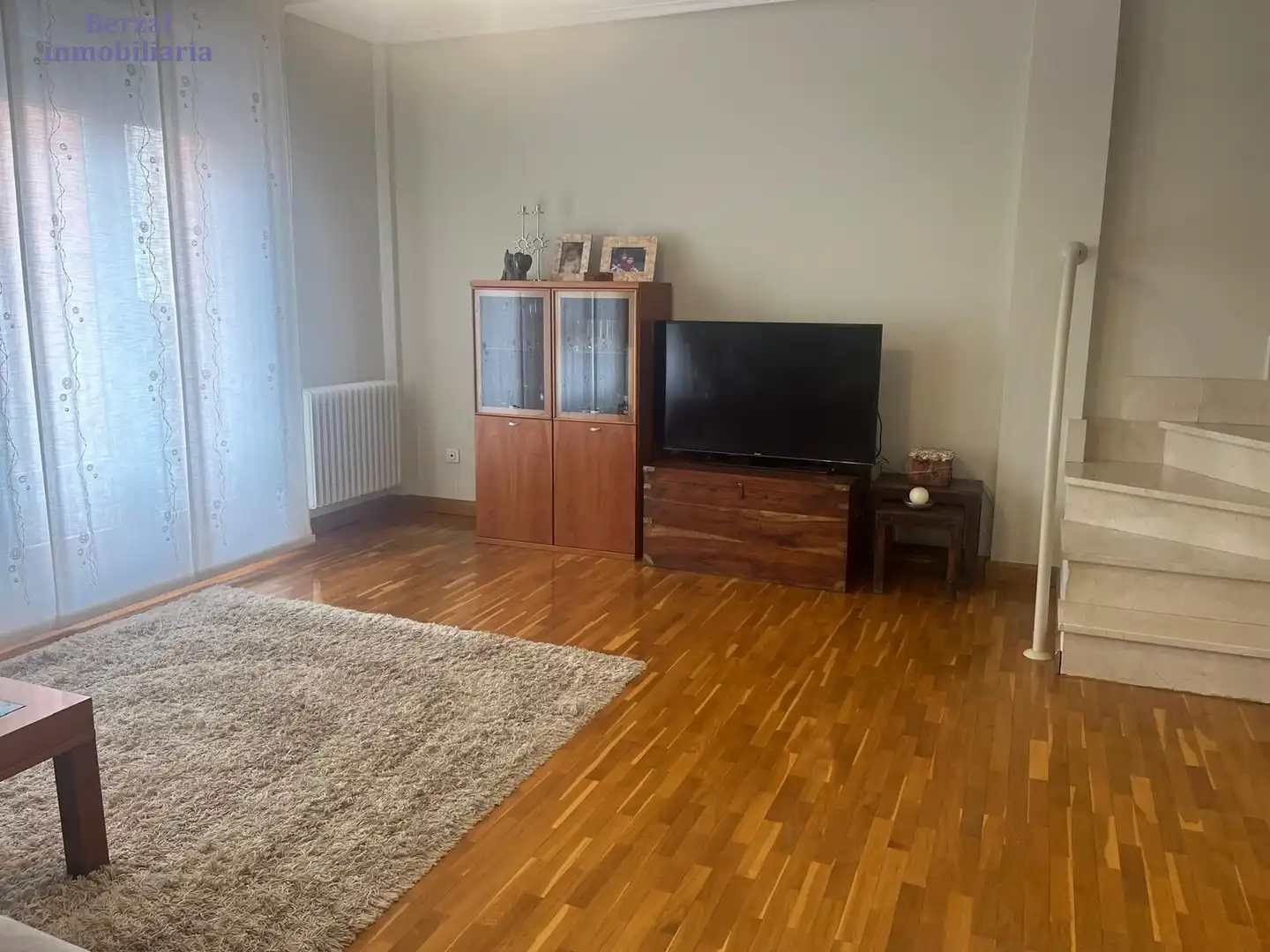 Sala d'estar de Casa adosada en venda en  Logroño amb Aire condicionat, Calefacció i Jardí privat