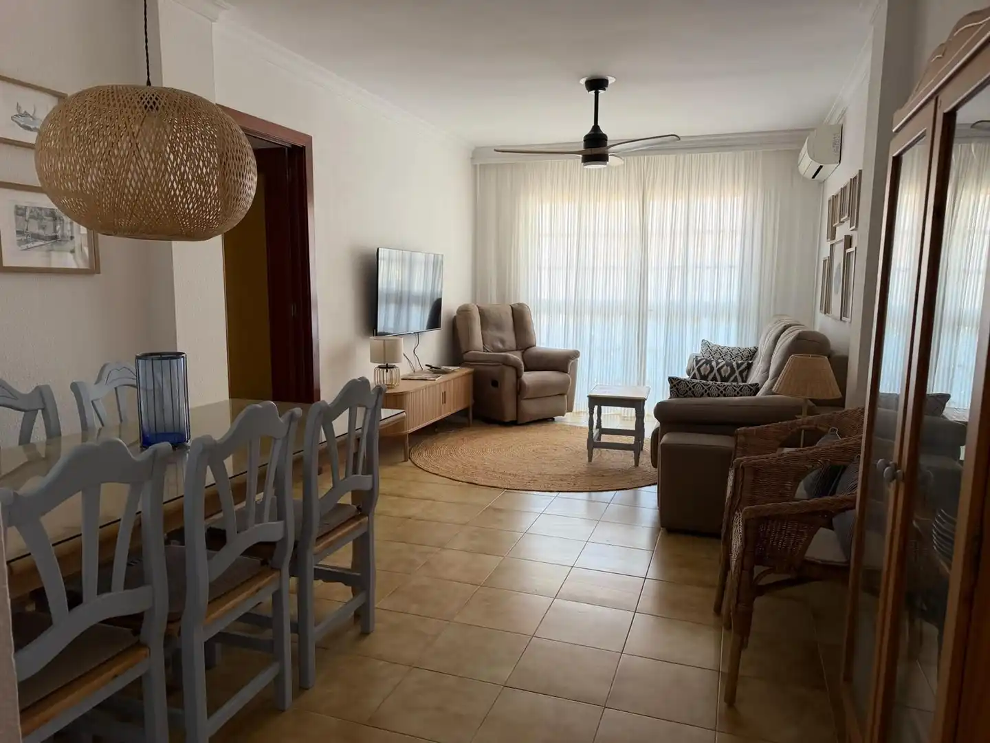 Sala d'estar de Pis de lloguer en Benalmádena amb Aire condicionat i Moblat