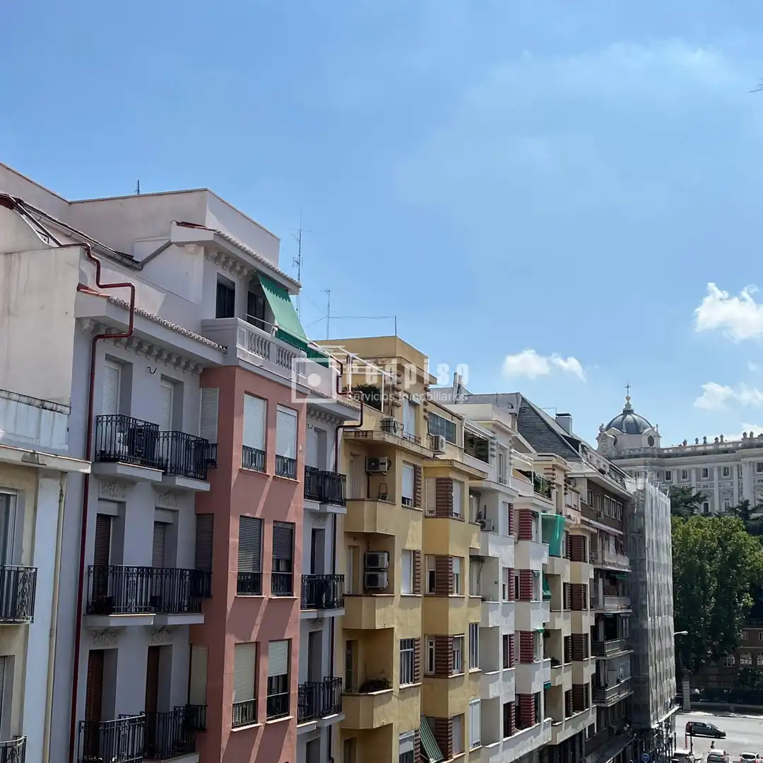 Außenansicht von Wohnung zur Miete in Madrid mit Heizung, Privatgarten und Parkett