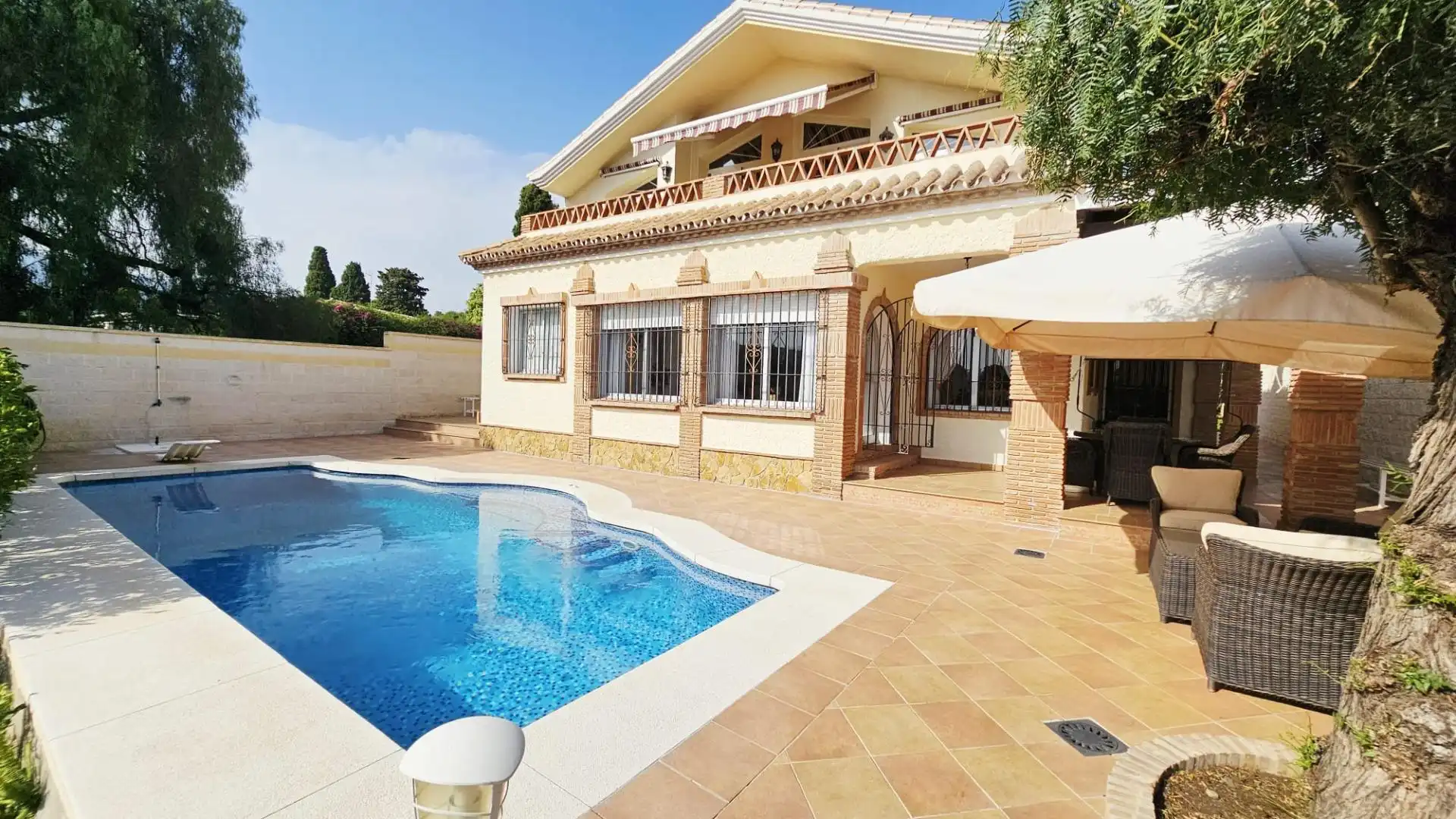 Vista exterior de Casa o chalet en venta en Marbella con Jardín privado, Terraza y Piscina comunitaria