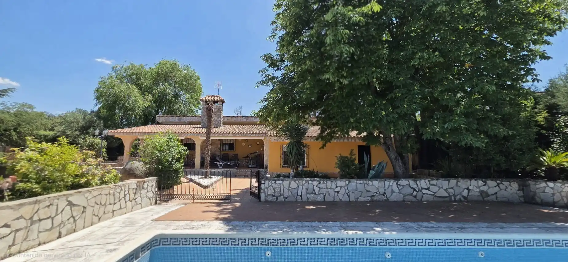 Detached house with pool for sale in Eurovillas