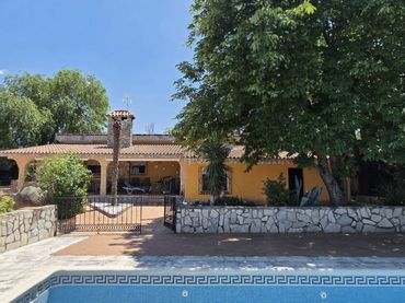 Detached house with pool for sale in Eurovillas