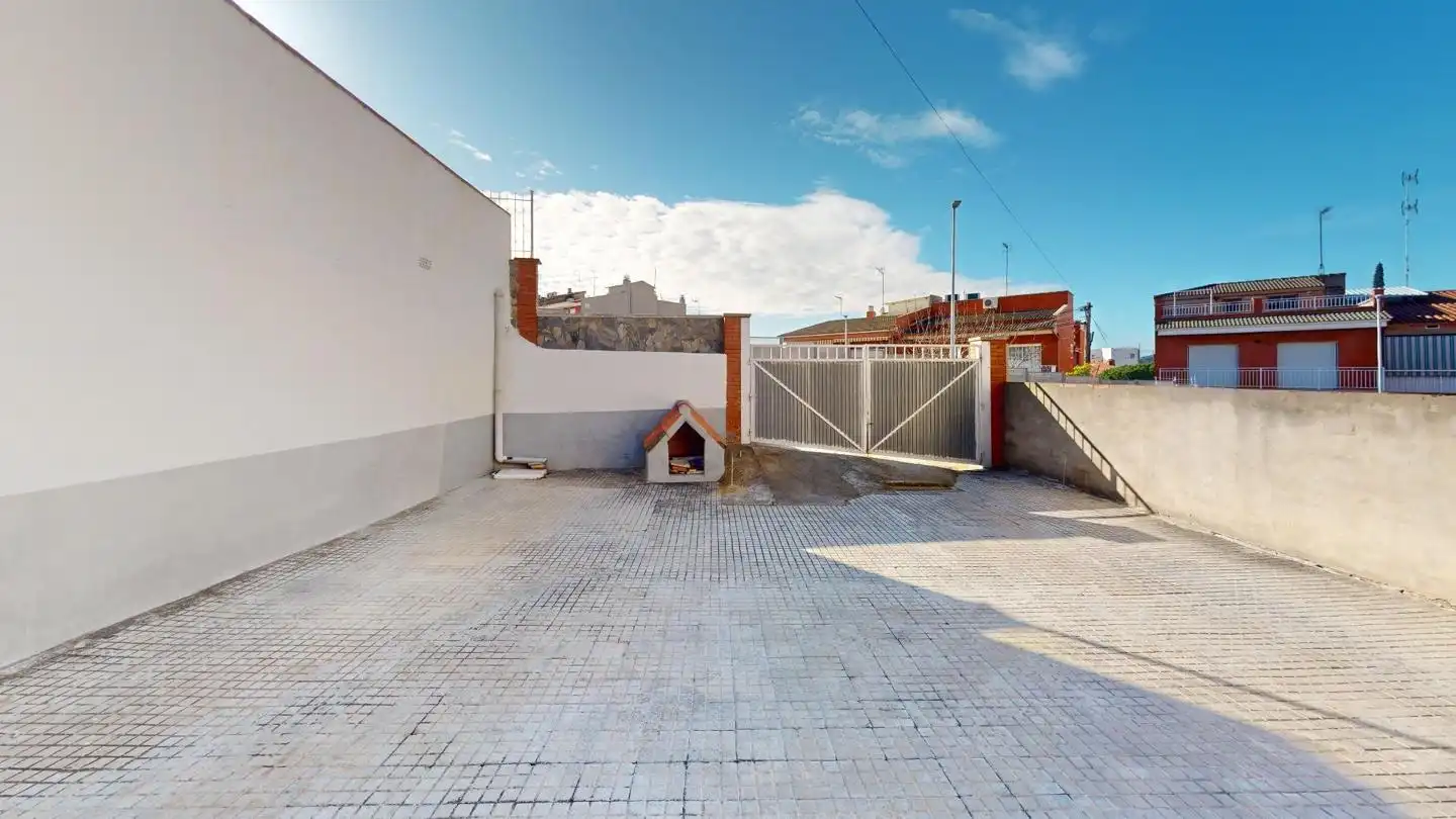 Vista exterior de Casa o xalet en venda en Viladecans amb Jardí privat i Terrassa