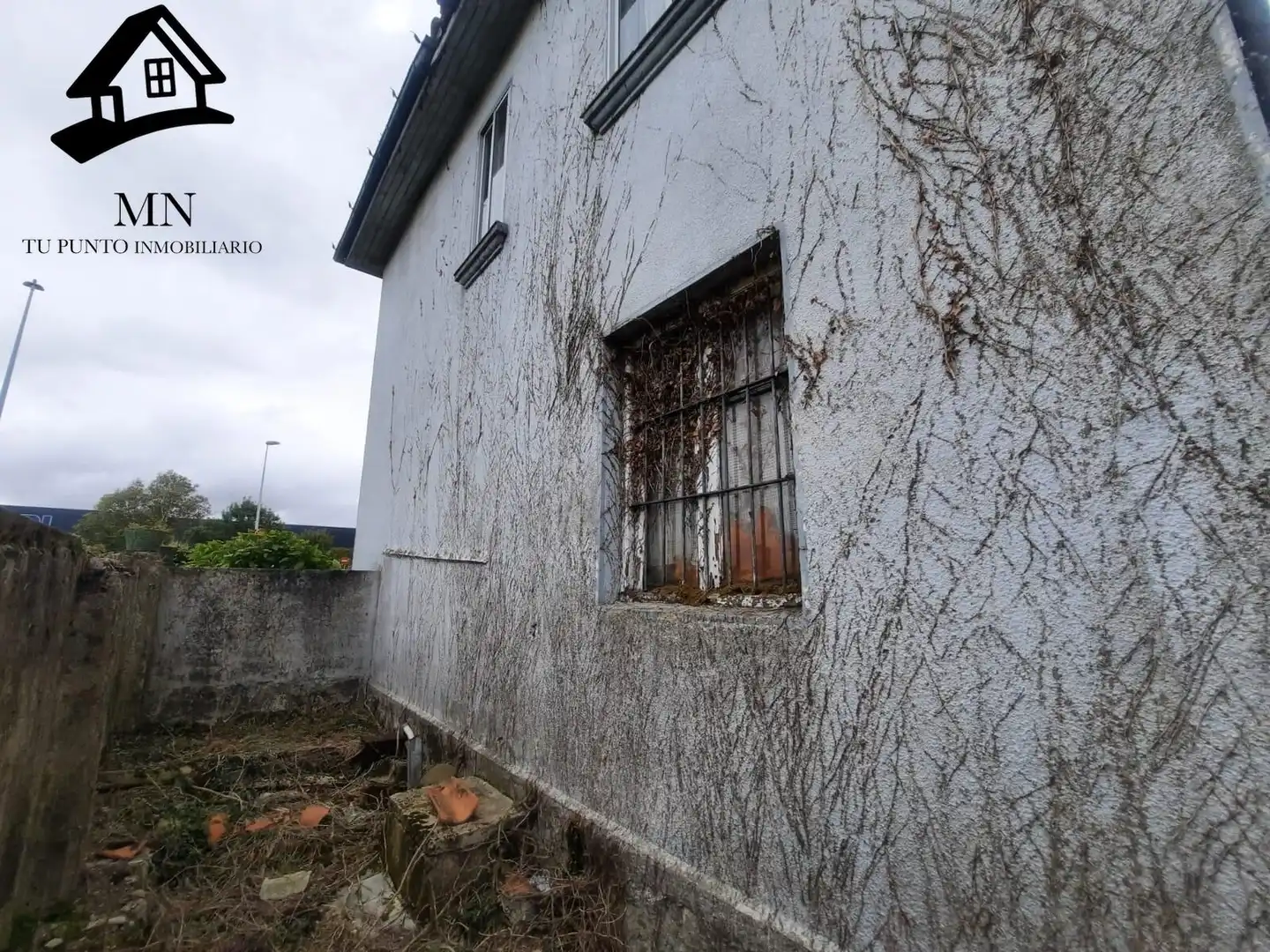 Vista exterior de Casa o xalet en venda en Torrelavega  amb Jardí privat