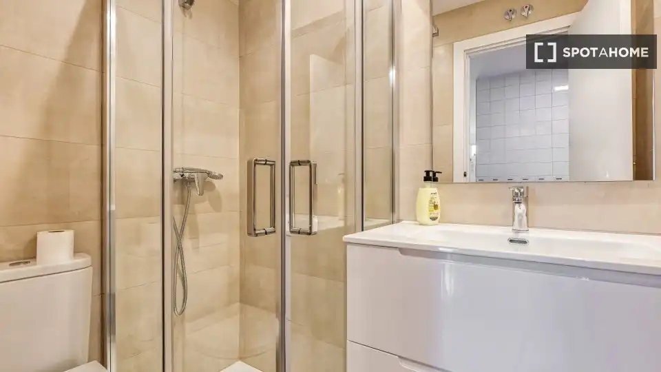 Bathroom of Flat for share in Madrid  with Air Conditioner, Terrace and Furnished