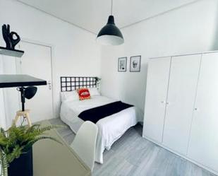 Bedroom of Flat to share in  Madrid Capital  with Heating, Washing machine and Internet