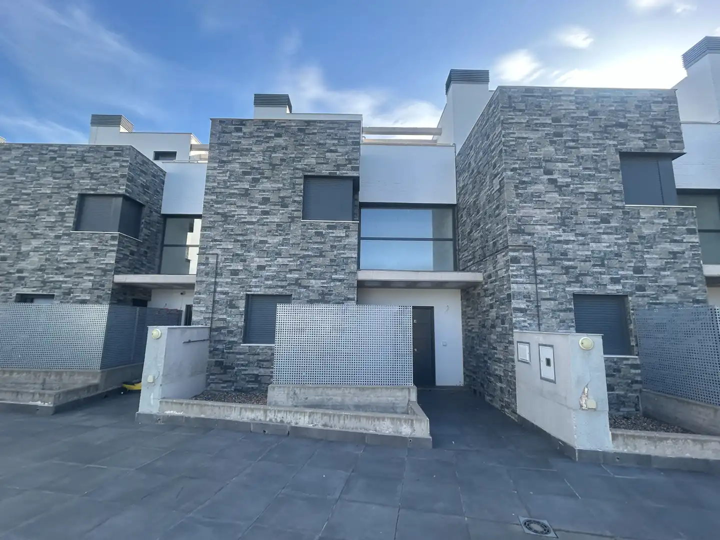 Außenansicht von Einfamilien-Reihenhaus zum Verkauf in Arroyo de la Encomienda mit Heizung, Terrasse und Abstellraum