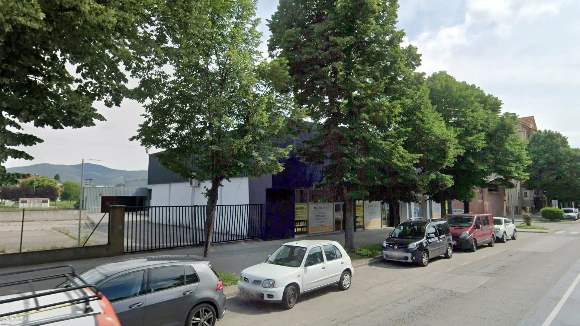 Vista exterior de Nave industrial de alquiler en Olot con Alarma