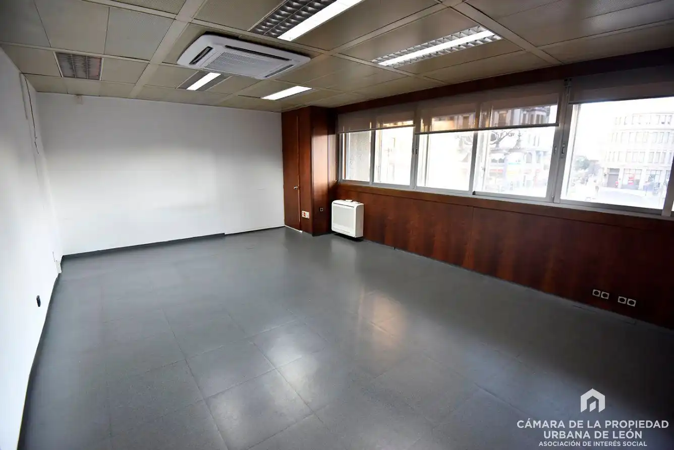 Oficina de lloguer en León Capital 