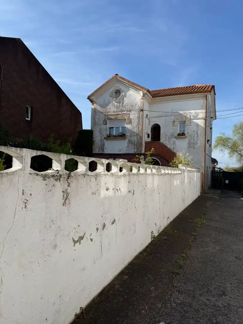 Vista exterior de Casa o xalet en venda en Oviedo  amb Jardí privat