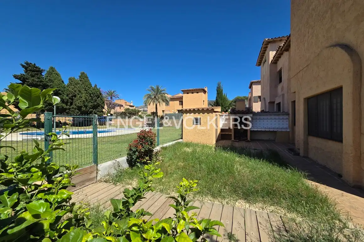 Vista exterior de Casa adosada en venta en Benidorm con Aire acondicionado, Jardín privado y Piscina comunitaria
