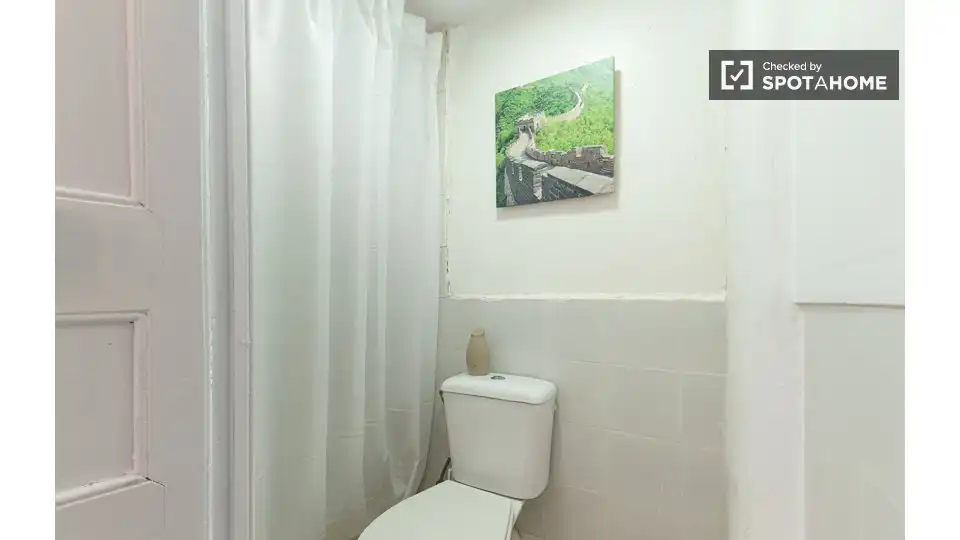 Bathroom of Flat for rent in Barcelona  with Air Conditioner, Heating and Furnished