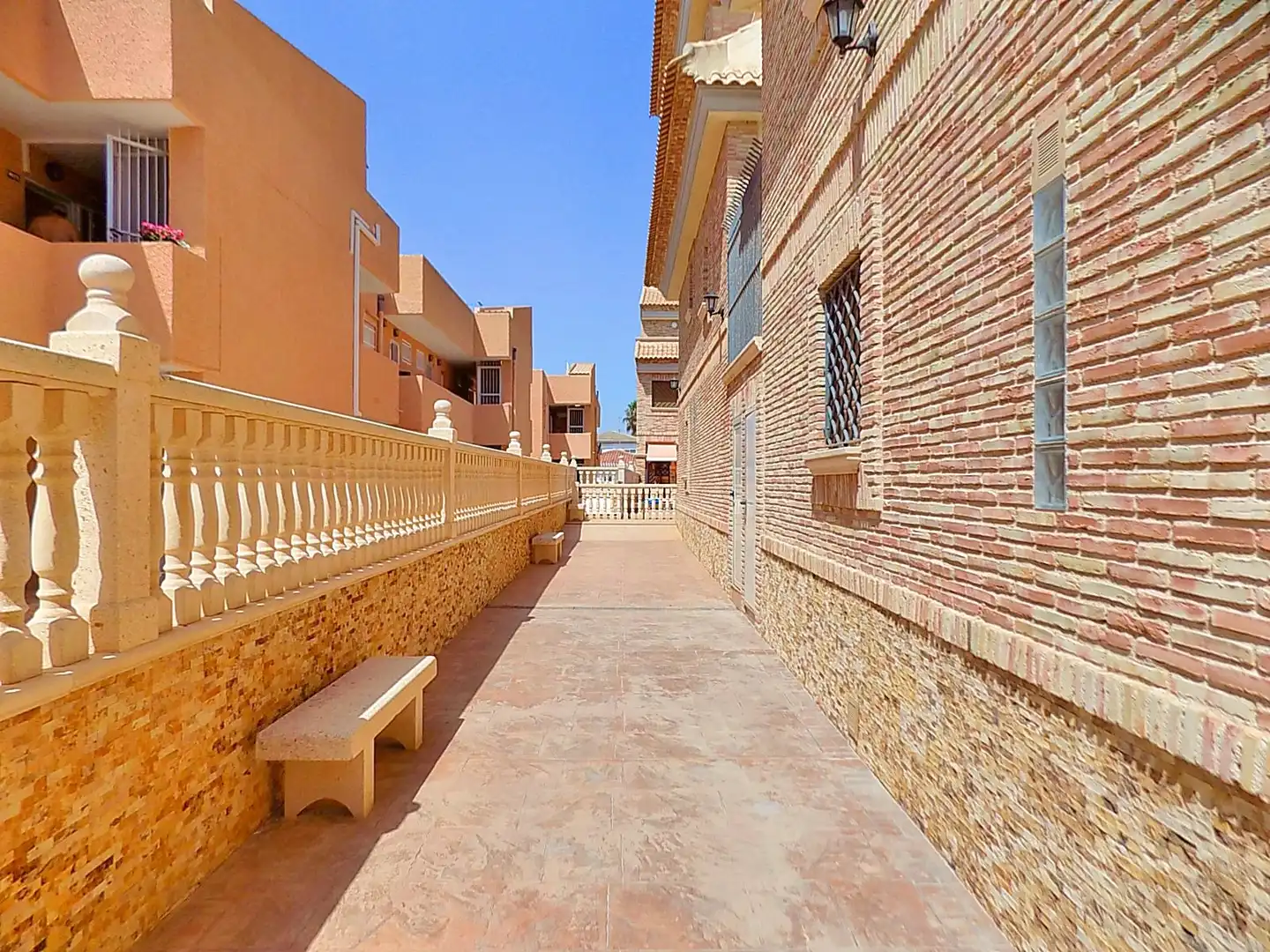 Vista exterior de Casa adosada en venda en San Pedro del Pinatar amb Aire condicionat, Calefacció i Terrassa