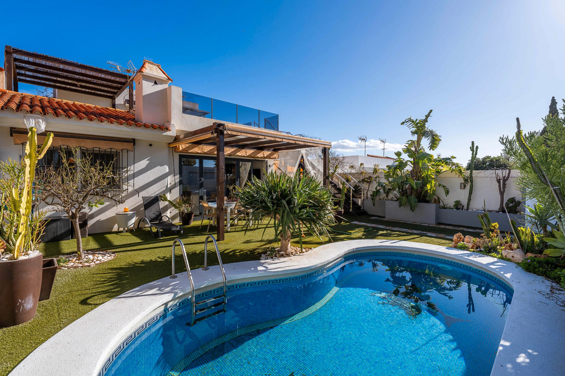 Swimming pool of Single-family semi-detached for sale in  Almería Capital  with Air Conditioner, Heating and Private garden