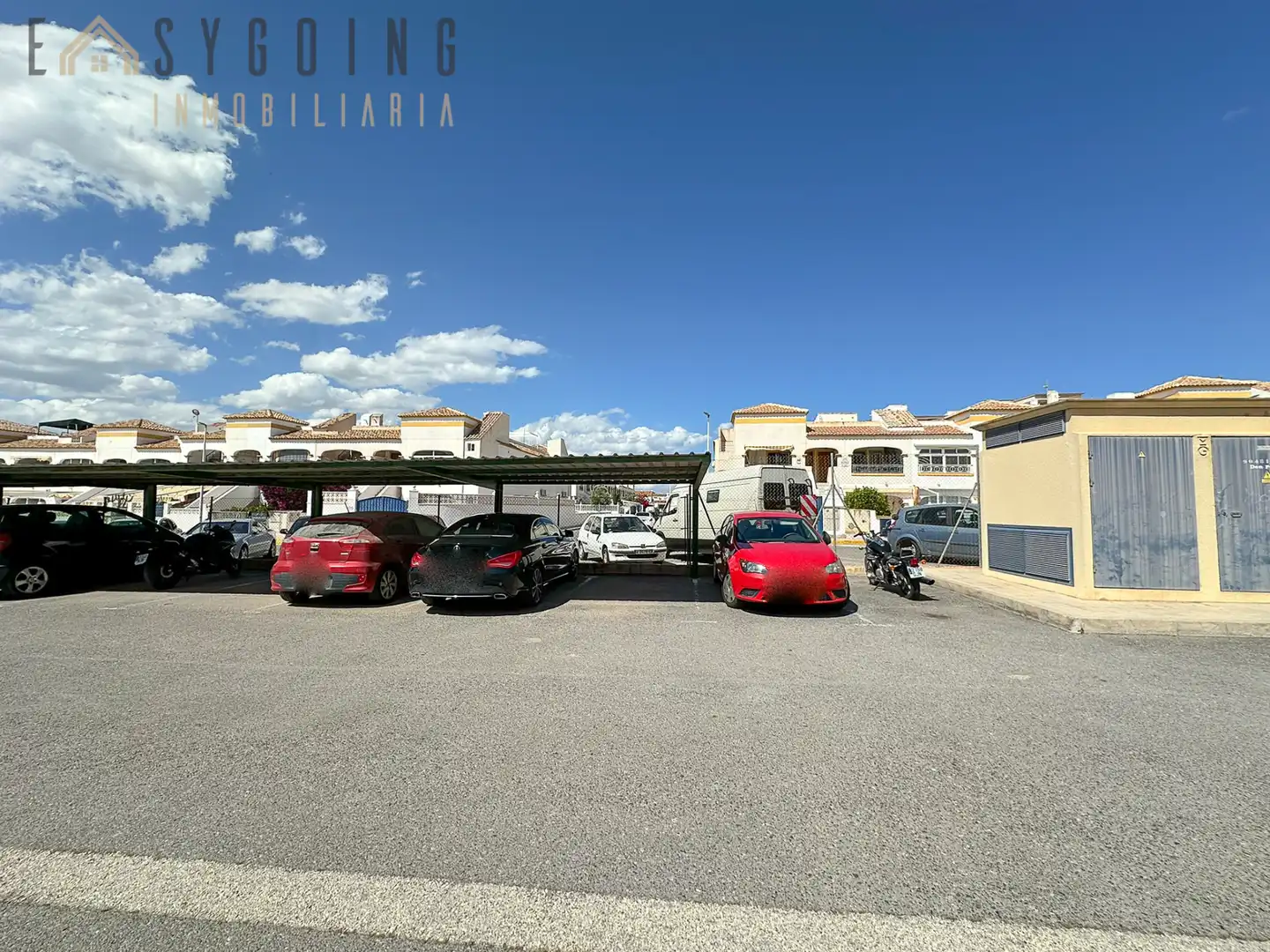Parkplatz von Einfamilien-Reihenhaus zum Verkauf in Santa Pola mit Klimaanlage, Terrasse und Gemeinschaftspool